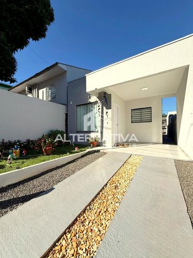 CASA SEMIMOBILIADA À VENDA